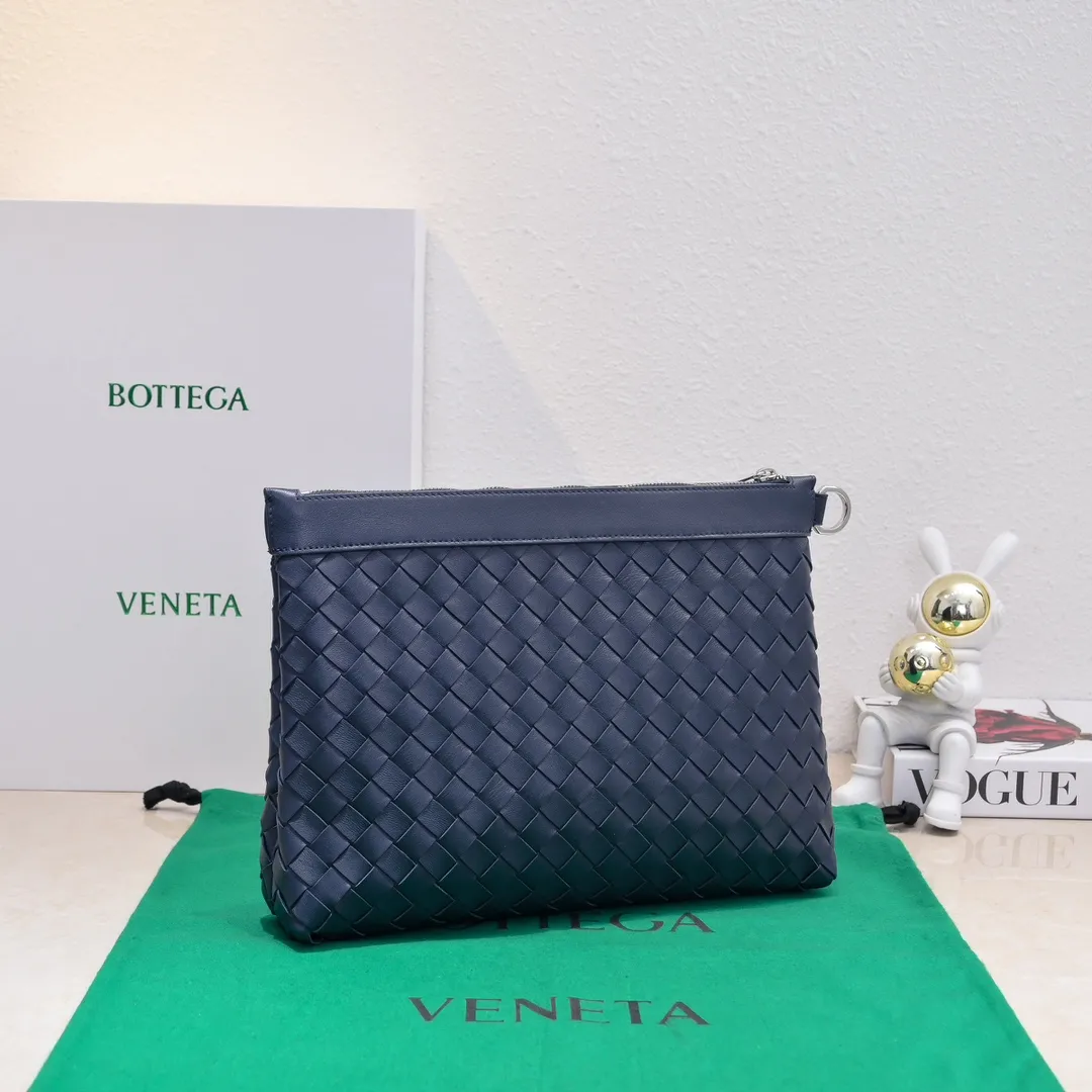 Batch 1360 Bottega Veneta's Bottega Veneta handbag transforms into a man in seconds ⌨️The texture is great! The weaving process is exquisite, simple and elegant, and it perfectly matches any clothes! Whether you are out on the street or on a date, it can instantly improve your overall taste. It can not only hold your wallet and mobile phone, but also the charm of your male god. Style number: 6518 Size: 33*22*7cm